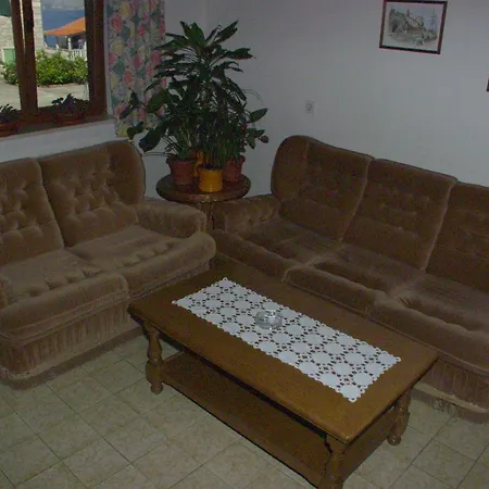 738b Postira